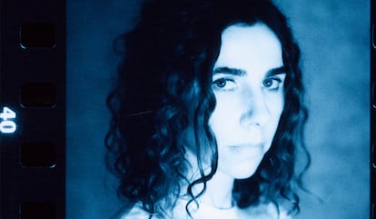 La cantante británica PJ Harvey en una foto reciente de Steve Gullick, mítico retratista de estrellas del rock.