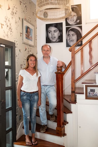 Cristina Calvo y José Manuel Granados posan en la escalera de su casa. 
