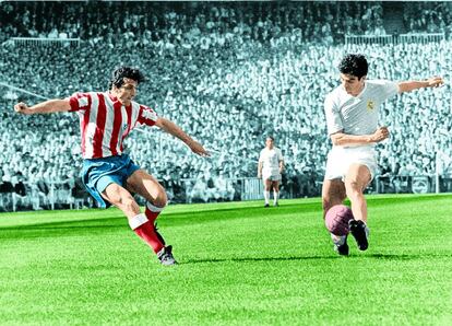 Sanchis corta un centro de Ufarte en un Madrid-Atlético copero disputado en el Bernabéu, en 1965.