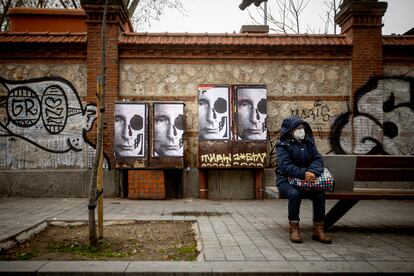 El artista Bnomio ha colgado en varias zonas de Madrid carteles con el rostro de Putin fundido con una calavera.