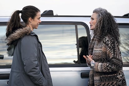 Margaret Qualley y Andie MacDowell en una escena de ‘La asistenta’.