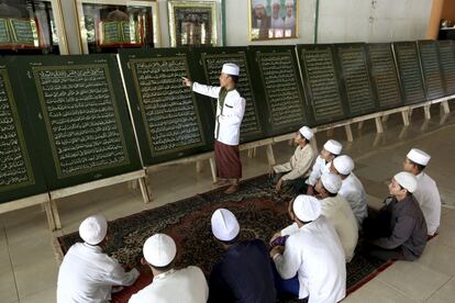 Un maestro explica versos del Corán a sus alumnos durante el mes sagrado del Ramadán en el internado islámico Al-Ashriyyah Nurul Iman, en Parung (Indonesia).