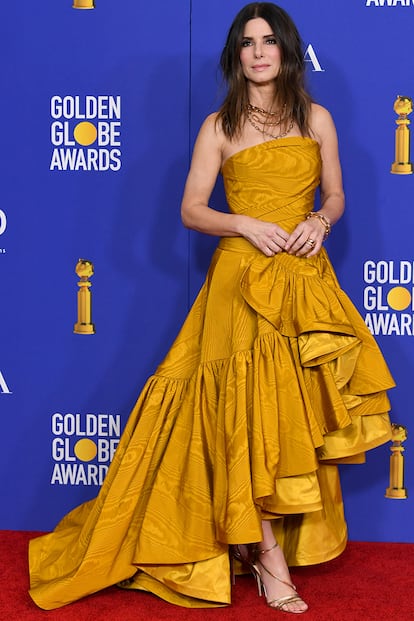 Sandra Bullock presentó uno de los premios con un vestido de Oscar de la Renta que fue alabado en las redes sociales.