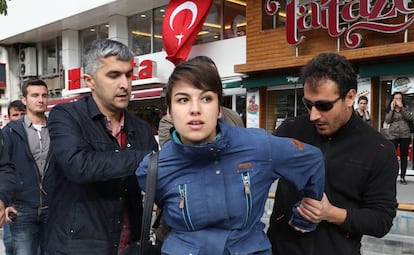 La policía detiene a una mujer durante las protestas contra el arresto de dos profesores en huelga de hambre el martes en Ankara.