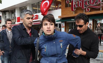 La polic&iacute;a detiene a una mujer durante las protestas contra el arresto de dos profesores en huelga de hambre el martes en Ankara.
 