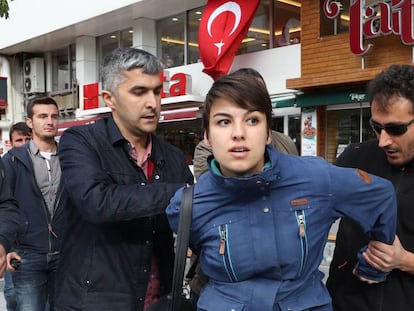 La polic&iacute;a detiene a una mujer durante las protestas contra el arresto de dos profesores en huelga de hambre el martes en Ankara.
 