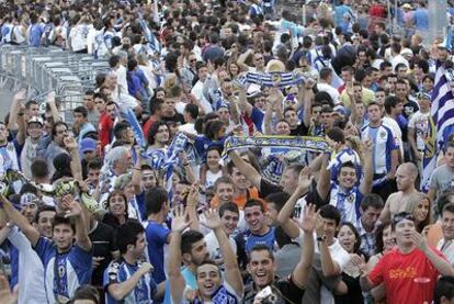 Miles de aficionados del Hércules daban ayer saltos de alegría en la plaza de Los Luceros tras la subida del club a Primera.