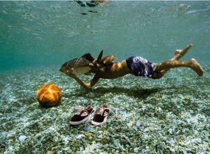 Jake, en el fondo del mar.Uno de los niños, de 13 años, se sumerge en el cristalino mar de Filipinas, en el que yacen algunas de sus pertenencias. En Puerto Galera, los niños víctimas de abusos sexuales viven en plena naturaleza tropical.