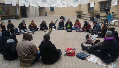 Una trentena d'estudiants ocupen la Facultat d'Educació i Psicologia de la UdG.