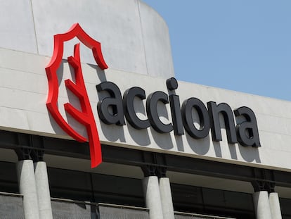 Logo de Acciona en su sede en Alcobendas (Madrid).