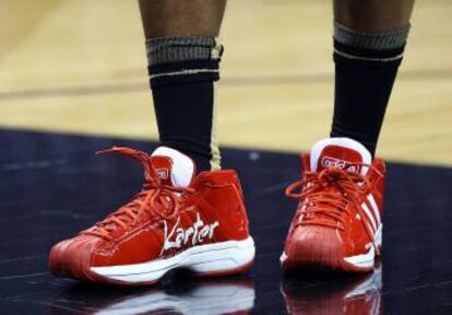 Las zapatillas de Lowry, con el nombre de sus hijos, Karter en una y Kameron en la otra, en el Toronto-Boston.