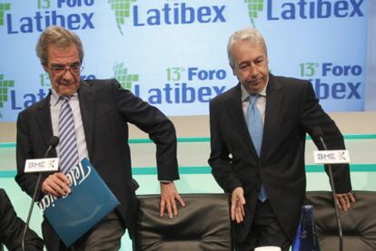 Los presidentes de Telefónica, César Alierta, y de BME, Antonio Zoido, ayer en el Foro Latibex.