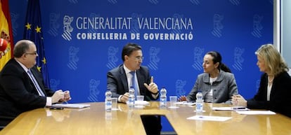 De Rosa y Bravo, en los extremos, con el consejero Serafín Castellano, y la presidenta del TSJ, Pilar de la Oliva.