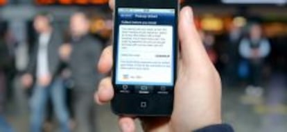 Un usuario accede a la aplicación O2 Train Travel a través de su móvil.