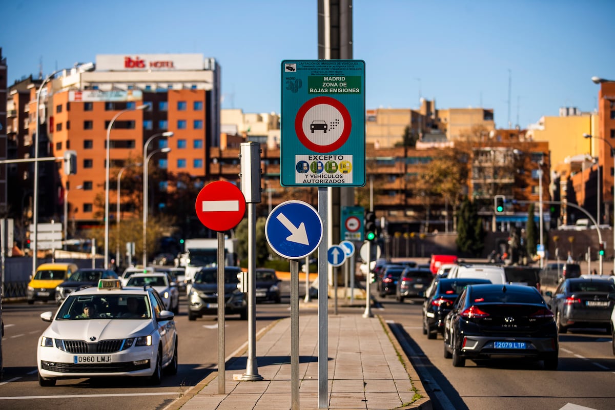 Almeida rectifica y los coches sin etiqueta podrán circular por Madrid durante 2026