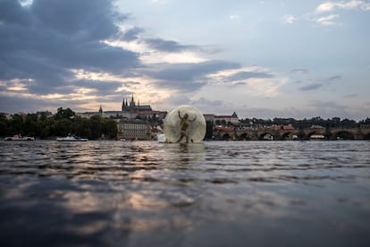 Una mujer camina dentro de una pelota zorb en el río Vltava en Praga (República Checa).