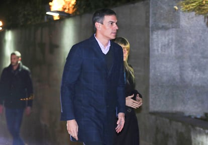 El presidente del Gobierno, Pedro Sánchez, junto a su mujer, Begoña Gómez, acude al velatorio por Miguel Barroso este domingo.