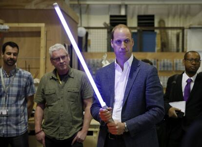 El príncipe Guillermo, con el juguete favorito de la mayoría de fans de la saga: una espada láser luminosa