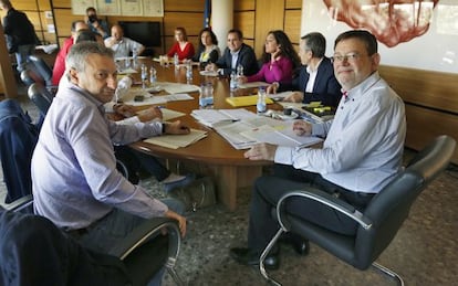 La reunión del grupo del PSPV de las Cortes Valencianas, este sábado, con Ximo Puig a la derecha.