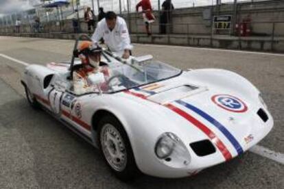 Coche de carreras de época que participa en la III edicion de Jarama Vintage, celebrada hoy en el circuito madrileño.