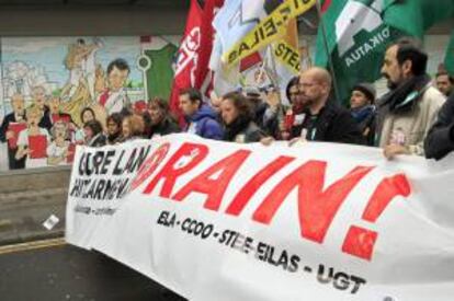 Los trabajadores de los centros de iniciativa social de la enseñanza concertada vasca, durante la manifestación convocada en ayer Bilbao, con motivo de la huelga en el sector.