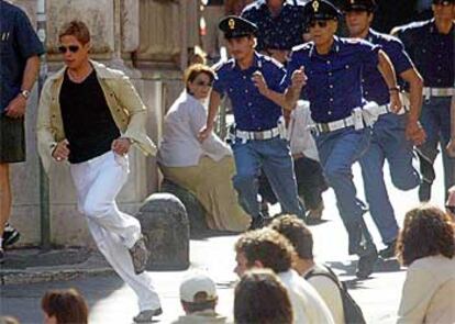 Varios <i>carabinieri</i> tratan de dar caza a Brad Pitt durante el rodaje de <i>Ocean&#39;s Twelve</i> en Roma.