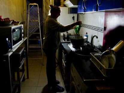 Una vecina de Sevilla afectada por la pobreza energética, en su casa.