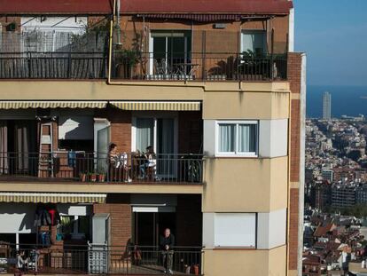 Varias personas en los balcones de un edificio de Barcelona, durante el confinamiento de abril de 2020.