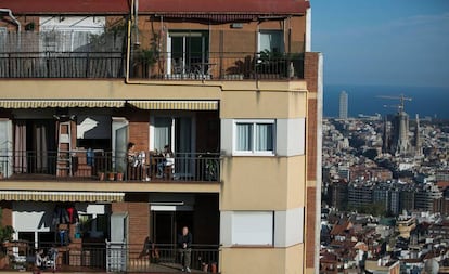 Varias personas en los balcones de un edificio de Barcelona, durante el confinamiento de abril de 2020.