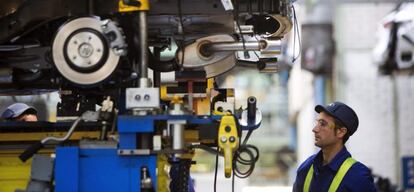 Un trabajador en la cadena de montaje de la factoría de Ford.
