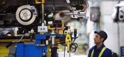 Un trabajador en la cadena de montaje de la factor&iacute;a de Ford. 