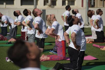 Practica de yoga en la embajada india en la ciudad de Kabul (Afganistán).