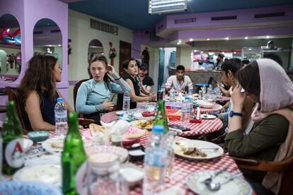 Los profesores y los coordinadores de Yoga y Deporte con Refugiados en Atenas durante una cena en un restaurante afgano cerca del gimnasio de la ONG en la capital.