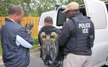 Agentes de la Oficina de Inmigración y Aduanas (ICE) de EE UU durante la 'Operación Cross Check'