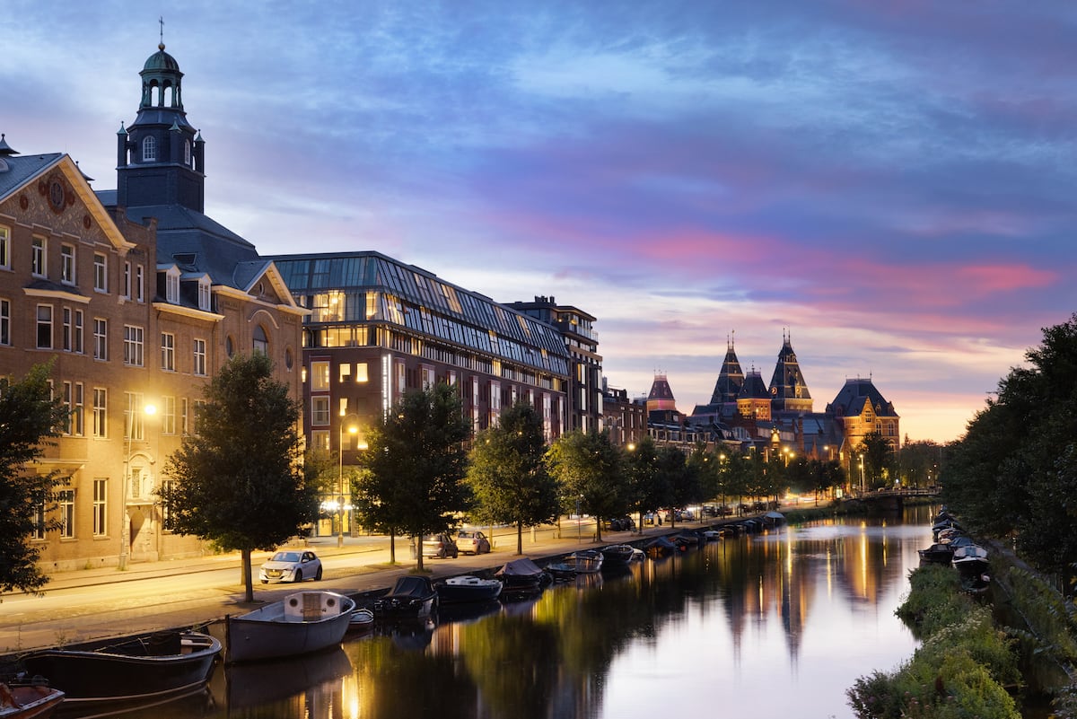 La inmobiliaria de Amancio Ortega compra un hotel de cuatro estrellas en Ámsterdam y un centro logístico