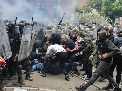 NATO Kosovo Force (KFOR) soldiers clash with local Kosovo Serb protesters at the entrance of the municipality office, in the town of Zvecan, Kosovo, May 29, 2023.