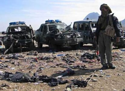 Varios oficiales afganos examinan el lugar tras la explosión de una bomba durante una competición canina en Kandahar (Afganistán).