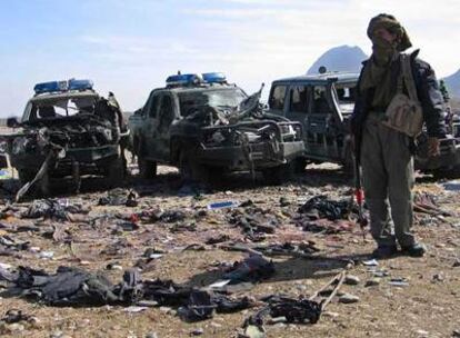 Varios oficiales afganos examinan el lugar tras la explosión de una bomba durante una competición canina en Kandahar (Afganistán).