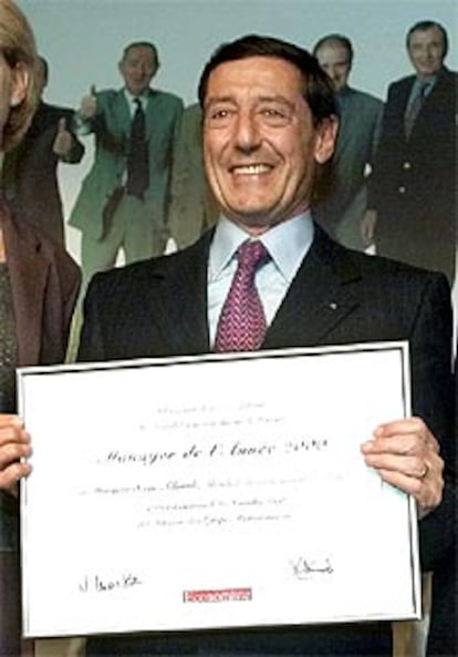 EL presidente de Alcatel, Serge Tchuruk, recibe un premio en 2000.