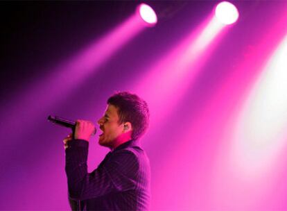 Dani Martín, cantante de El Canto del Loco, durante su actuación ayer en el Palacio de los Deportes.