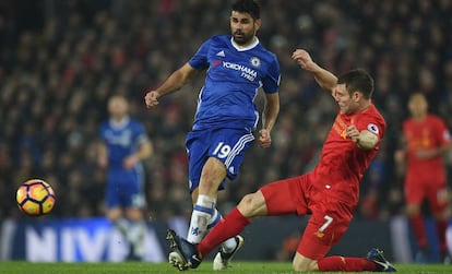 Diego Costa, del Chelsea, ante el Liverpool.