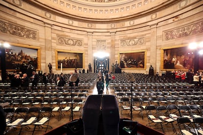 El personal se prepara para la toma de posesin de Trump, en la rotonda del Capitolio de Estados Unidos.