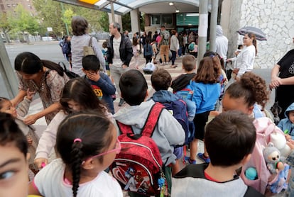 Inicio del curso en Getxo (Bizkaia), en el colegio público Romo. En la imagen, varios padres se despiden de sus hijos a las puertas del centro educativo.