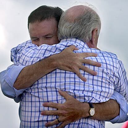 Xabier Arzalluz y Juan José Ibarretxe se abrazan, ayer, en el estrado de la fiesta del <i>Alderdi Eguna.</i>