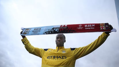 Yayá Toure posa con la bufanda conmemorativa del partido.