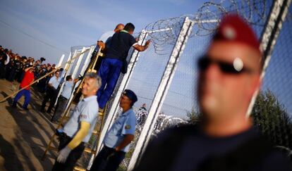 Trabajos de construccin de la alambrada de cuchillas en la frontera en R?szke.