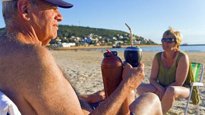 Um casal descansa na praia do Uruguai, que é o país da região que mais cuida dos idosos e possui níveis mais elevados de proteção social aos idosos.