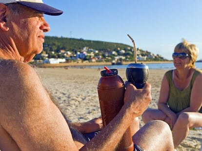 Um casal descansa na praia do Uruguai, que é o país da região que mais cuida dos idosos e possui níveis mais elevados de proteção social aos idosos.