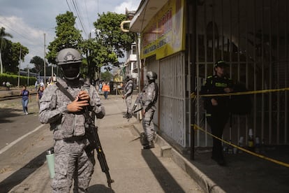 Militares en la zona afectada por el atentado.