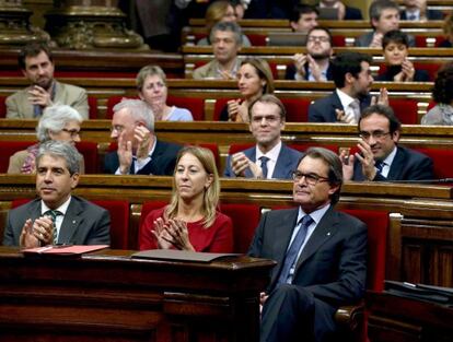 Los diputados de Junts pel Si aplauden a su candidato a la Presidencia de la Generalitat, Artur Mas.